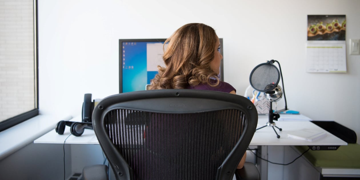 6 Ergonomic Features in an Office Chair for Short People